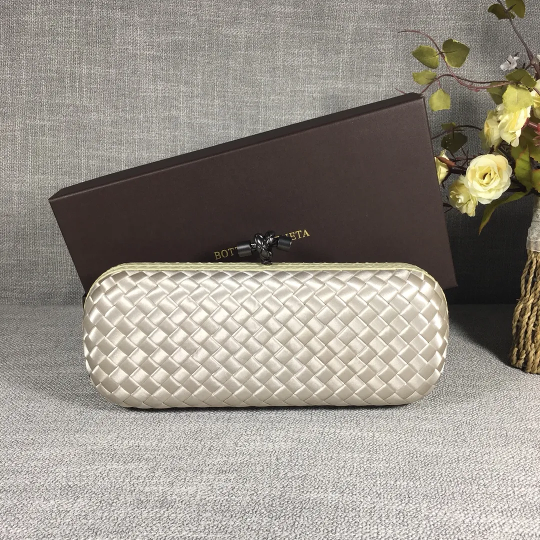 8651 Large Classic Dinner Bag ~~~Snake leather with ribbon ~~~Dense and slippery, not easy to fluff, can hold iPhones of all sizes! Size: 25cm*9.5cm*4cm